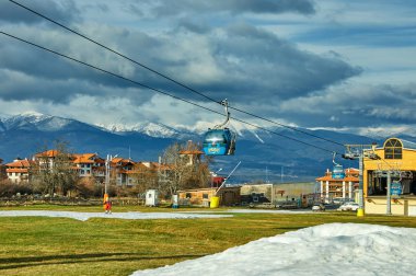 Bulgaristan 'daki kayak merkezi. Dağa tırmanmak için kablo. Dağa tırmanma kablosu.