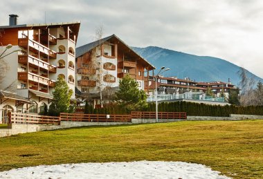 Bulgaristan 'daki kayak merkezi. Dağa tırmanma kablosu.