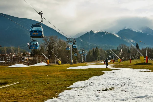 Skigebied centrum in Bulgarije. Kabelbaan voor het beklimmen van de berg. Kabelbaan voor het beklimmen van de berg. — Stockfoto