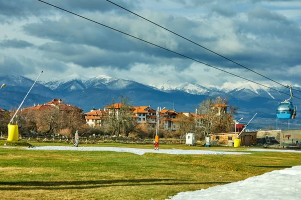 Skidanläggning i Bulgarien. Linbana för klättring på berget. Linbana för klättring på berget. — Stockfoto