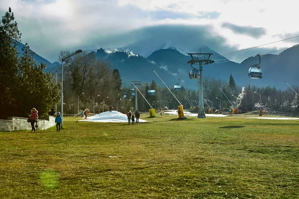 Skigebied centrum in Bulgarije. Kabelbaan voor het beklimmen van de berg. — Stockfoto