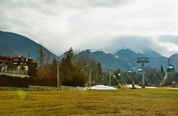 Skigebied centrum in Bulgarije. Kabelbaan voor het beklimmen van de berg. Kabelbaan voor het beklimmen van de berg. — Stockfoto