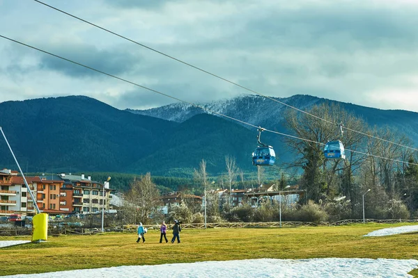 Skidanläggning i Bulgarien. Linbana för klättring på berget. Linbana för klättring på berget. — Stockfoto