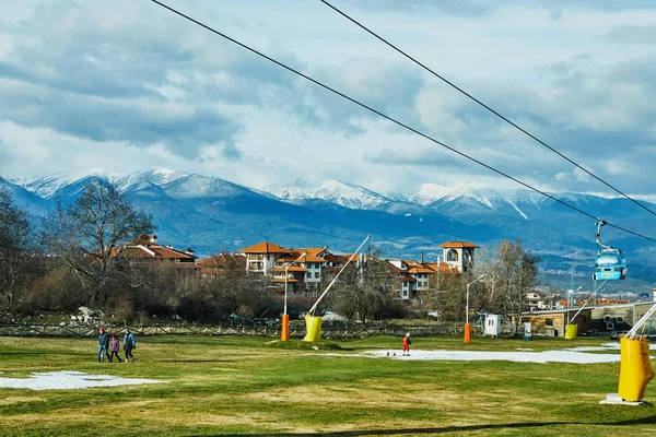 Centro de estación de esquí en Bulgaria. Teleférico para escalar la montaña. Teleférico para escalar la montaña . —  Fotos de Stock