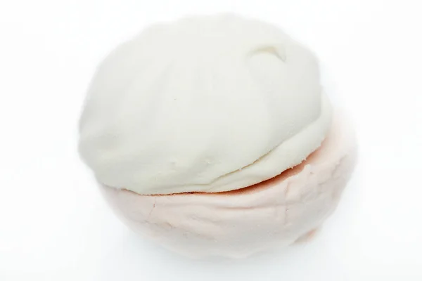 Biało-różowy pianka o smaku truskawkowym na białym talerzu z odbiciem — Zdjęcie stockowe