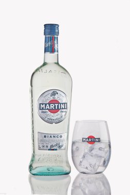 Martini şişesi ve buzlu martini bardağı. Beyaz arka planda, yansımalı..