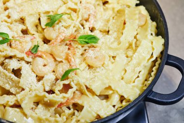 Makarna, parmesan peyniri ve tavada otlu İtalyan makarnası ile kızarmış karides..