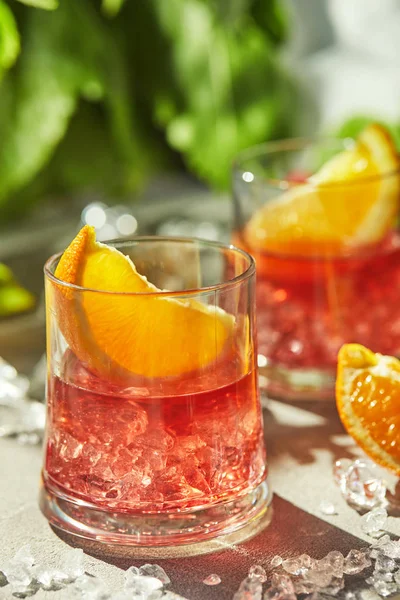 Delicious negroni cocktails with campari, gin, vermouth and slices of citrus orange and ice — Stock Photo, Image