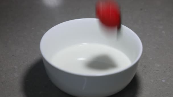 Erdbeere Fällt Zeitlupe Eine Schüssel Mit Milch — Stockvideo