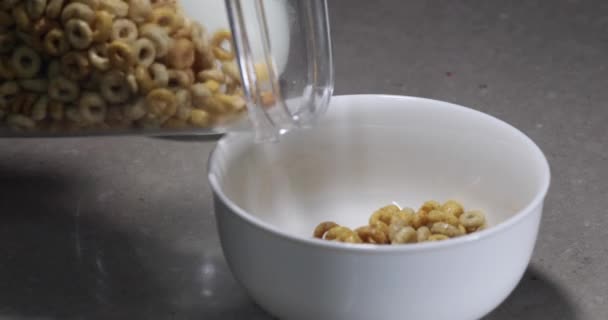 Gesundes Frühstück Eine Frau Gießt Cornflakes Aus Einer Durchsichtigen Schachtel — Stockvideo