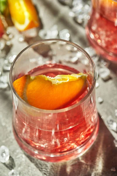 Delicious negroni cocktails with campari, gin, vermouth and slices of citrus orange and ice — Stock Photo, Image