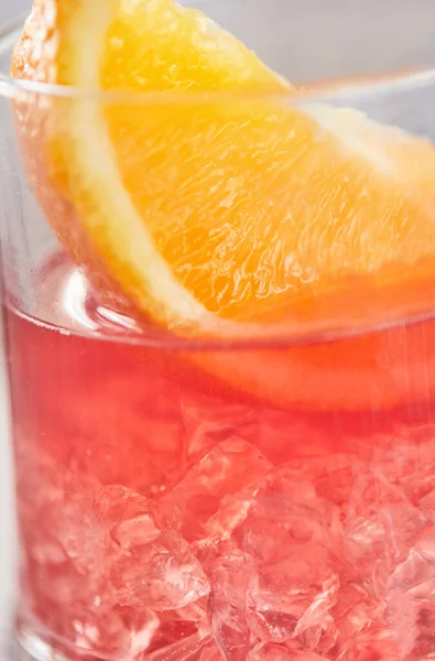 Tasty negroni cocktails with campari, slices of citrus oranges and ice on a light background. Close up — 스톡 사진