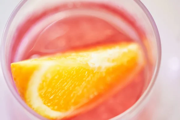 Tasty negroni cocktails with campari, slices of citrus oranges and ice on a light background. Close up — Stock Photo, Image