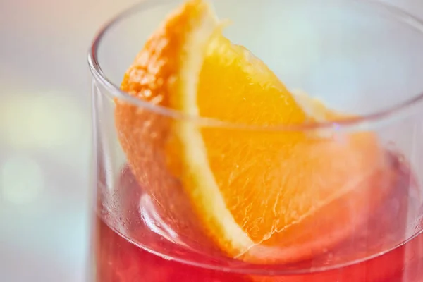 Coquetéis negroni saborosos com campari, fatias de laranjas cítricas e gelo em um fundo leve. Fechar — Fotografia de Stock