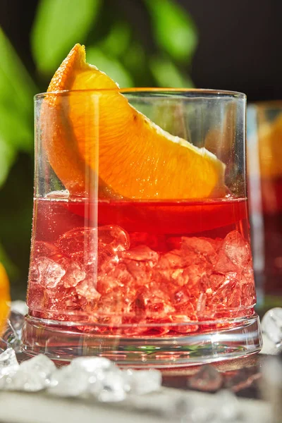 Delicious negroni cocktails with campari, gin, vermouth and slices of citrus orange and ice — Stock Photo, Image