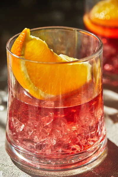 Delicious negroni cocktails with campari, gin, vermouth and slices of citrus orange and ice — Stock Photo, Image