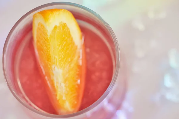 Tasty negroni cocktails with campari, slices of citrus oranges and ice on a light background. Close up — ストック写真