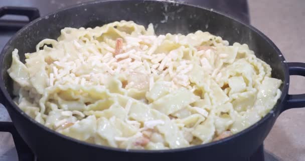 女性は鍋に揚げエビとマフィアディンと呼ばれるイタリアのパスタを調理攪拌 — ストック動画