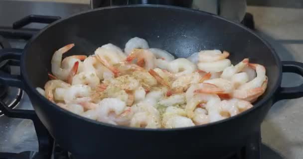 一个女人用胡椒和大蒜搅拌锅里的虾仁 — 图库视频影像