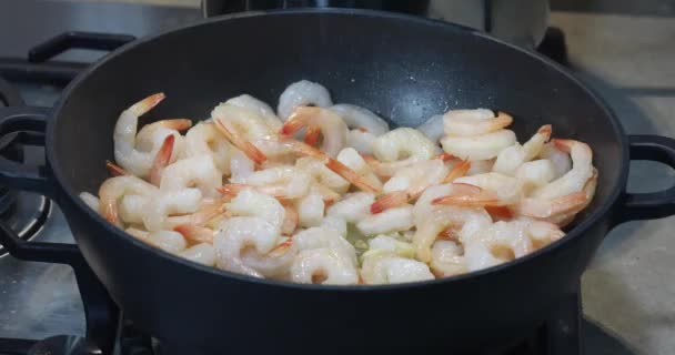 Mujer Sales Camarones Fritos Una Sartén Con Mantequilla Ajo — Vídeos de Stock