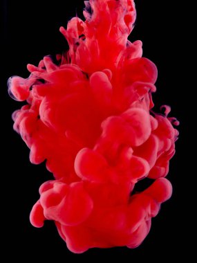 Sudaki renkli soyut sanat akrilik resim arkaplan dokusu siyah arka planda ilginç bir soyutlama yaratır. Farklı renklerin spreyi