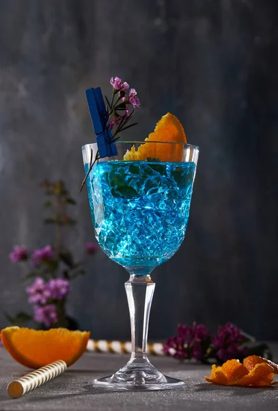 Liqueur Curaçao Bleu Avec Orange Fleur Pour Conception Sur Fond — Photo