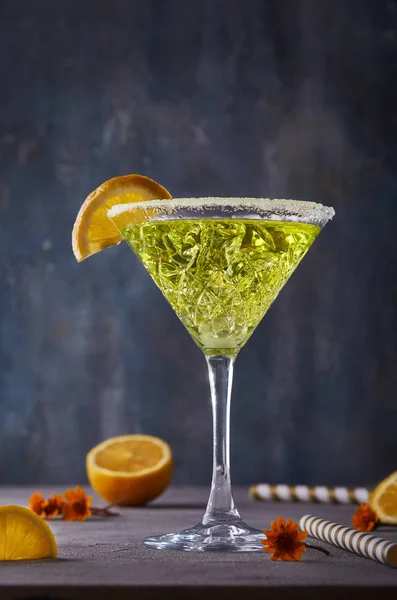 Thea Licor Com Gelo Limão Copo Martini Fundo Cinza — Fotografia de Stock