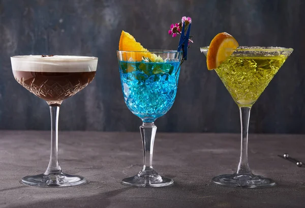 Três Coquetéis Espresso Martini Azul Curaçao Thea Uma Fileira Fundo — Fotografia de Stock