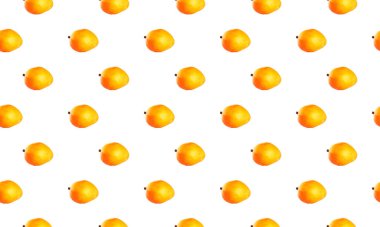 Beyaz arka planda renkli mango meyvesi deseni, üst görünüm.