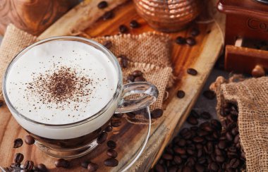 Cappuccino espresso bazlı kahve içeceği ve şeffaf cam bardakta kahve köpüğünden yapılan buğulanmış süt köpüğü..