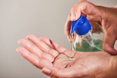El dezenfektanlı el temizleme jeli ve alkol. El masajı için şişeyi yüzde 70 itiyoruz. Virüs ve bakteri kavramlarına karşı koruma. Covid-19 veya Coronavirus. Kapat..