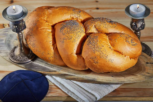 Šabat Challah Dřevěném Stojanu Svíčkami Rustikálním Balíkem Šabat Šalom — Stock fotografie