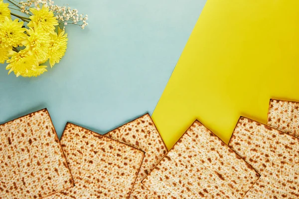 Pesah Oslava Koncept Židovský Pesach Dovolená Pozadí Matzo Žlutomodrém Pozadí — Stock fotografie