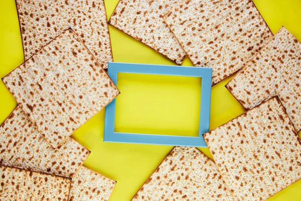 Pesah Oslava Koncept Židovský Pesach Dovolená Matzo Pozadí Žlutém Pozadí — Stock fotografie