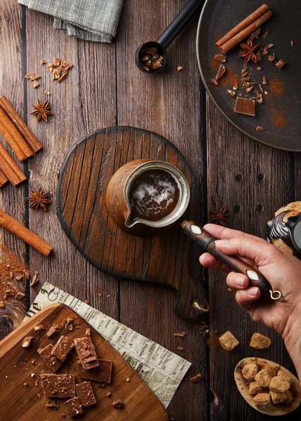 Flach Liegender Kakao Auf Rustikalem Hintergrund Türke Mit Holzgriff Aus — Stockfoto