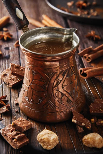 Turk Dřevěnou Rukojetí Kakaovou Zblízka Dřevěném Stole Útulné Zázemí Čokoláda — Stock fotografie