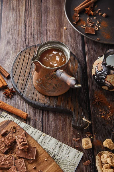 Turco Com Uma Maçaneta Madeira Com Cacau Chocolate Com Uma — Fotografia de Stock