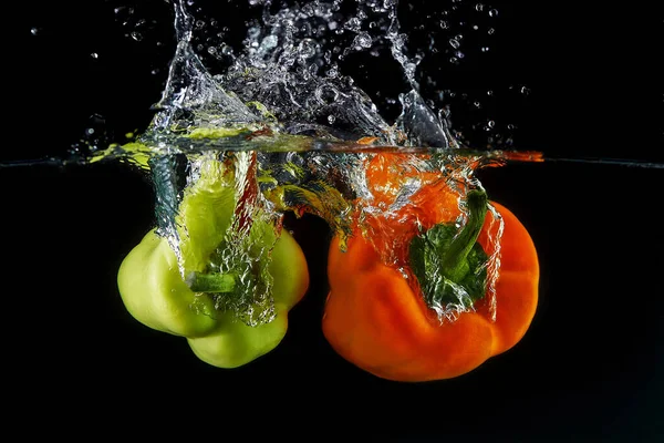 Bulgarische Süße Orangen Und Grüne Paprika Ins Wasser Fallen Lassen — Stockfoto