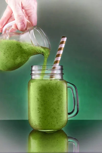 健康的绿色软糖 生活方式 素食的概念 绿色平滑 有机配料 绿色背景蔬菜 有活力和反光 — 图库照片