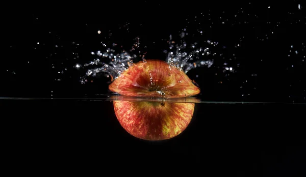 Apfel Ins Wasser Fallen Für Design Sprühen Bewegung Erfrieren Wasserspritzer — Stockfoto