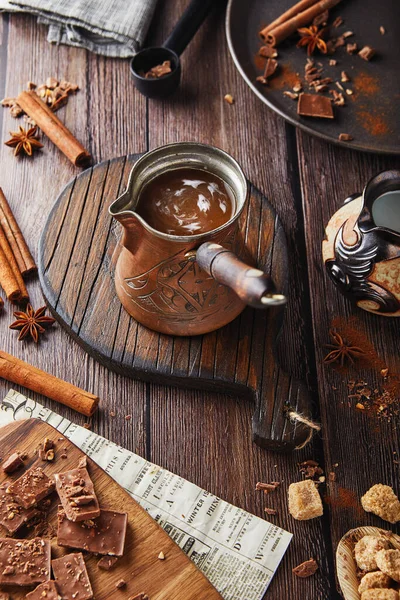 Turk Dřevěnou Rukojetí Kakaem Čokoládou Teplým Nápojem Dřevěném Stole Útulným — Stock fotografie