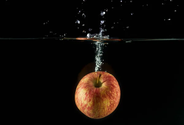 Apfel Ins Wasser Fallen Für Design Sprühen Bewegung Erfrieren Wasserspritzer — Stockfoto