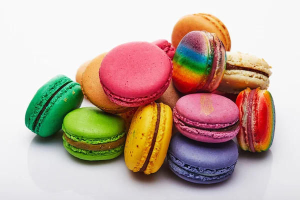 Multi Gekleurde Macaron Gevouwen Een Stapel Een Witte Achtergrond — Stockfoto