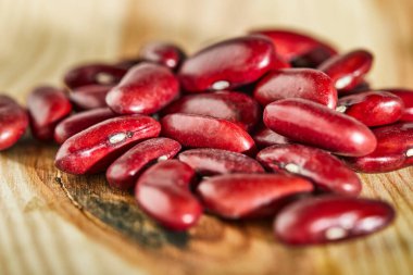 Ahşap arka planda kırmızı fasulye tohumları. Kapatın. Sağlıklı yeme kavramı.