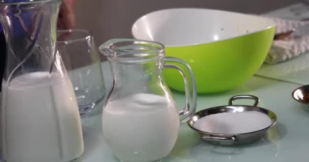 一种一步步制做海藻咖啡的配方 将牛奶倒入壶中的杯子中 制成海藻咖啡 — 图库视频影像