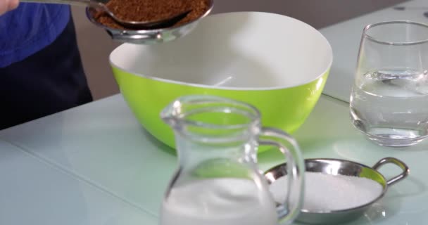 ダルゴンコーヒーを作るためのステップバイステップのレシピ ミキサーに混合するための容器にコーヒーと砂糖を注ぎます — ストック動画