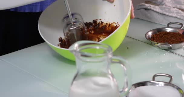 ダルゴンコーヒーを作るためのステップバイステップのレシピ コーヒー砂糖と水の混合物とビートミキサー — ストック動画