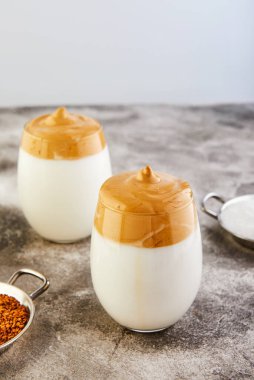 Buzlu Dalgona Kahve, havalı, kremalı kremalı kremalı kahve. Süt ve uzun bardakta kahve köpüklü Latte espresso. Boşluğu kopyala