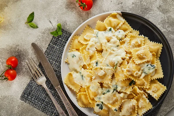 Gustosi Ravioli Cotti Con Salsa Alla Panna Pomodorini Olio Semi — Foto Stock