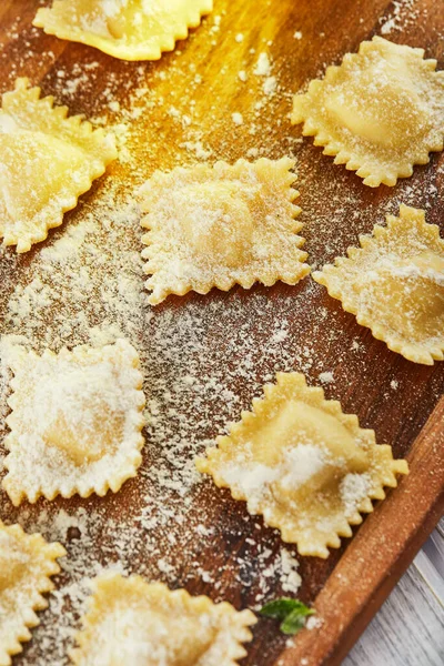 Gustosi Ravioli Crudi Con Farina Pomodorini Olio Girasole Basilico Fondo — Foto Stock